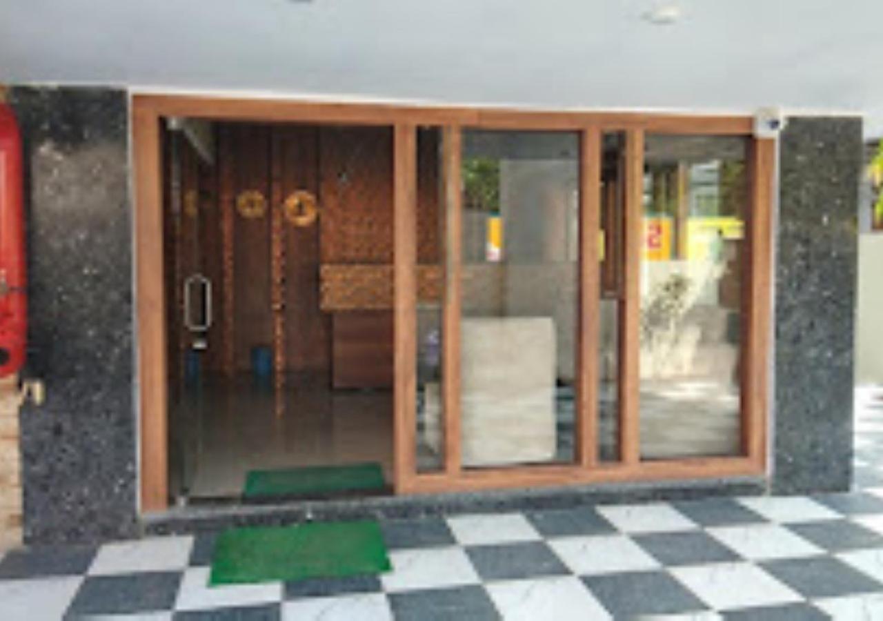 Hotel Blue Paradise Chandrapur エクステリア 写真