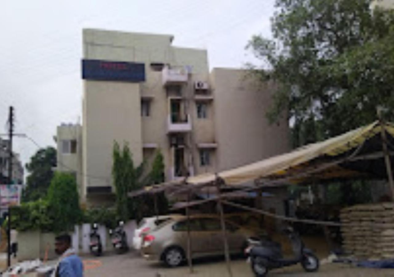 Hotel Blue Paradise Chandrapur エクステリア 写真
